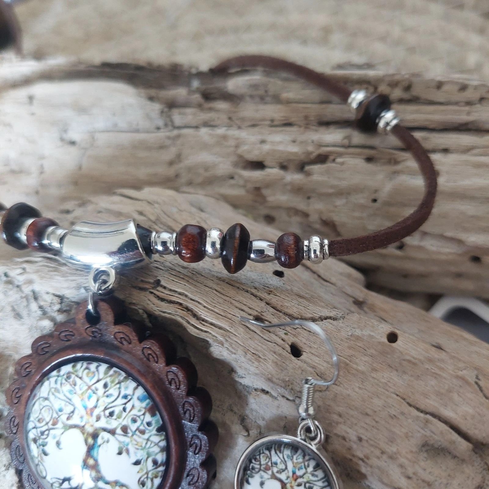 Parure boho mística, cabochón de madera árbol de la vida, collar largo de chocolate con múltiples perlas – photo 6